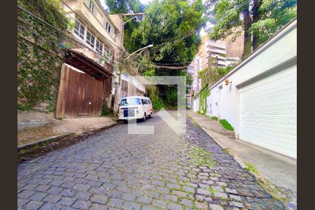 Casa à venda com 354m², 4 quartos e 2 vagas Casa à venda com 354m², 4 quartos e 2 vagasVista da Rua