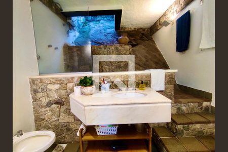 Casa à venda com 354m², 4 quartos e 2 vagas Casa à venda com 354m², 4 quartos e 2 vagasSuíte banheiro