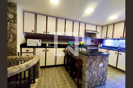 Casa à venda com 354m², 4 quartos e 2 vagas Casa à venda com 354m², 4 quartos e 2 vagasCozinha