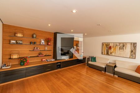 Sala de TV de casa de condomínio à venda com 4 quartos, 857m² em Residencial Vila Verde, Campinas