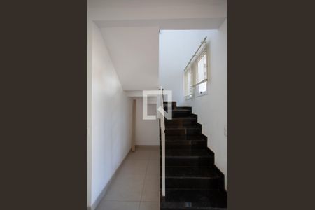 Casa de condomínio à venda com 170m², 3 quartos e 3 vagas Casa de condomínio à venda com 170m², 3 quartos e 3 vagasEscada