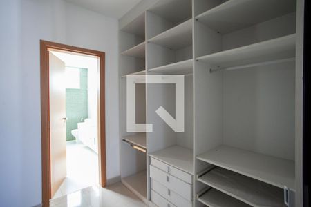 Casa de condomínio à venda com 170m², 3 quartos e 3 vagas Casa de condomínio à venda com 170m², 3 quartos e 3 vagasCloset da suíte