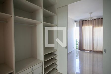 Casa de condomínio à venda com 170m², 3 quartos e 3 vagas Casa de condomínio à venda com 170m², 3 quartos e 3 vagasCloset da suíte