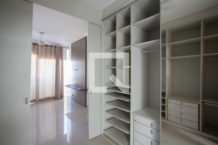 Casa de condomínio à venda com 170m², 3 quartos e 3 vagas Casa de condomínio à venda com 170m², 3 quartos e 3 vagasCloset da suíte