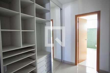Casa de condomínio à venda com 170m², 3 quartos e 3 vagas Casa de condomínio à venda com 170m², 3 quartos e 3 vagasCloset da suíte