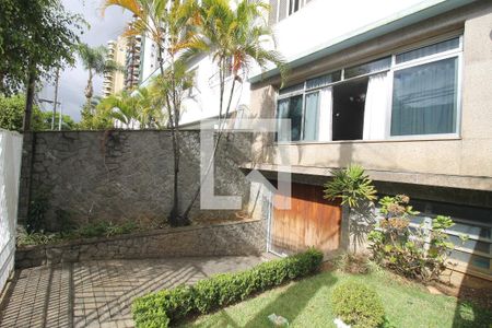 Casa para alugar com 415m², 4 quartos e 6 vagasEntrada