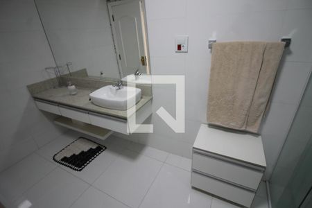 Casa para alugar com 415m², 4 quartos e 6 vagasBanheiro