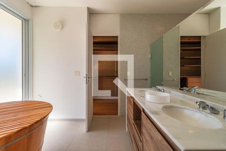 Casa de condomínio à venda com 800m², 4 quartos e 7 vagasBanheiro da Suíte 4