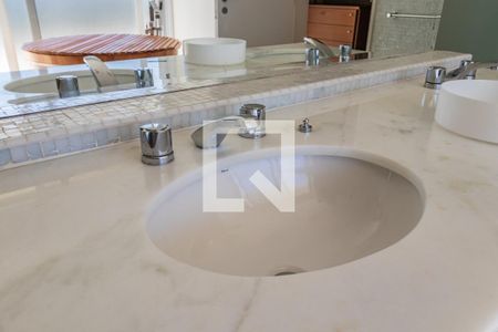 Casa de condomínio à venda com 800m², 4 quartos e 7 vagasBanheiro da Suíte 4