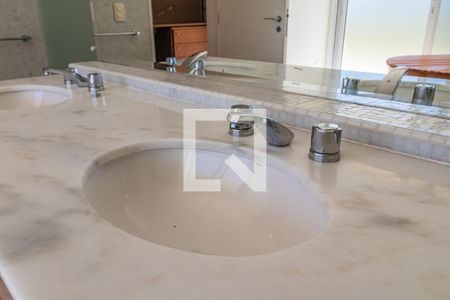 Casa de condomínio à venda com 800m², 4 quartos e 7 vagasBanheiro da Suíte 4