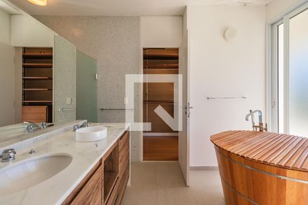 Casa de condomínio à venda com 800m², 4 quartos e 7 vagasBanheiro da Suíte 4