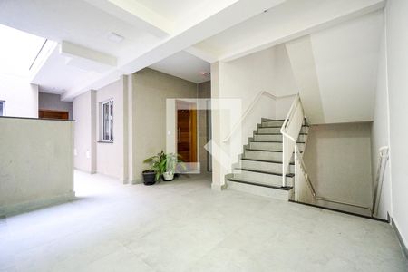 Apartamento para alugar com 55m², 2 quartos e 1 vaga Apartamento para alugar com 55m², 2 quartos e 1 vagaHall da escada