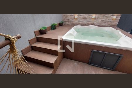 Casa à venda com 140m², 3 quartos e 2 vagas Casa à venda com 140m², 3 quartos e 2 vagasDeck externo com banheira