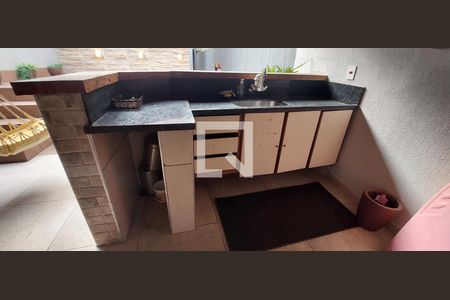 Casa à venda com 140m², 3 quartos e 2 vagas Casa à venda com 140m², 3 quartos e 2 vagasChurrasqueira