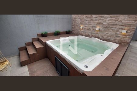 Casa à venda com 140m², 3 quartos e 2 vagas Casa à venda com 140m², 3 quartos e 2 vagasDeck externo com banheira