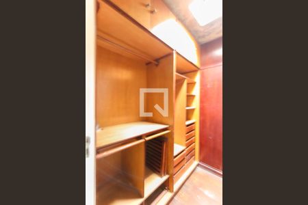 Casa à venda com 260m², 4 quartos e 4 vagasCloset da suíte