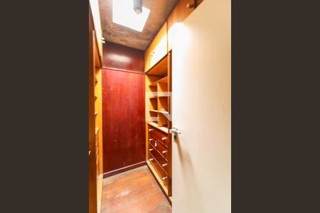 Casa à venda com 260m², 4 quartos e 4 vagasCloset da suíte