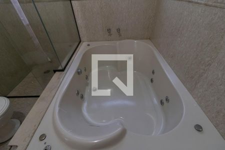 Casa à venda com 317m², 4 quartos e 4 vagasBanheiro da Suíte 1