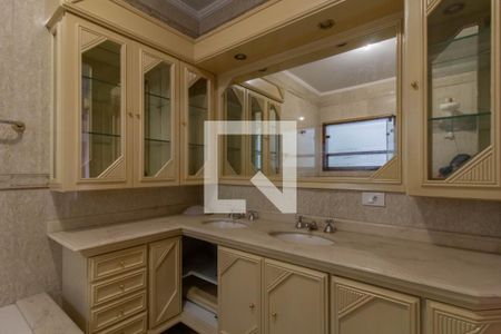 Casa à venda com 317m², 4 quartos e 4 vagasBanheiro da Suíte 1