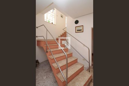 Casa à venda com 720m², 5 quartos e 5 vagasEscada