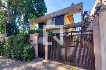 Casa à venda com 720m², 5 quartos e 5 vagas Casa à venda com 720m², 5 quartos e 5 vagasFachada