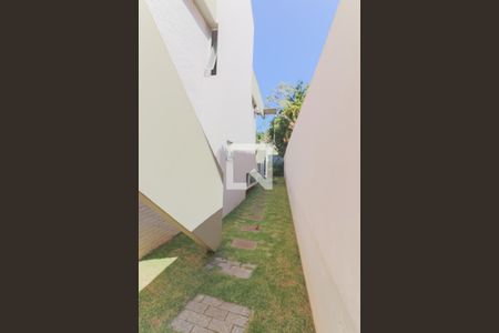 Casa de condomínio à venda com 420m², 4 quartos e 5 vagasCorredor Quintal