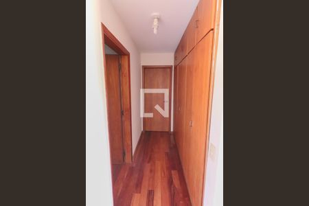 Casa de condomínio à venda com 420m², 4 quartos e 5 vagasRoupeiro Corredor