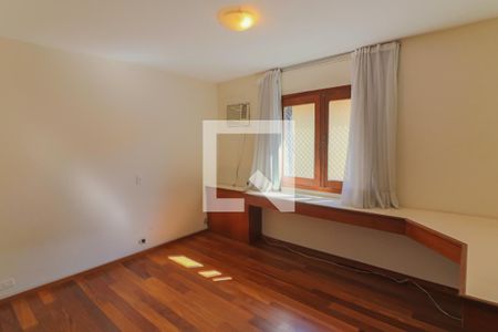 Casa de condomínio à venda com 420m², 4 quartos e 5 vagasSuite 02