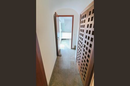 Casa de condomínio à venda com 420m², 4 quartos e 5 vagasCorredor Sala / Cozinha