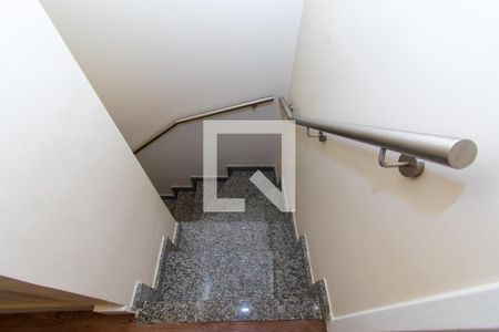 Casa de condomínio à venda com 110m², 3 quartos e 2 vagas Casa de condomínio à venda com 110m², 3 quartos e 2 vagasEscada