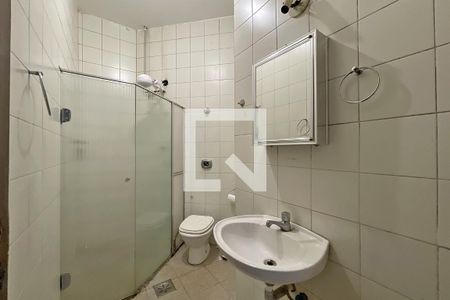 Casa de condomínio à venda com 950m², 4 quartos e 10 vagas Casa de condomínio à venda com 950m², 4 quartos e 10 vagasBanheiro de serviço