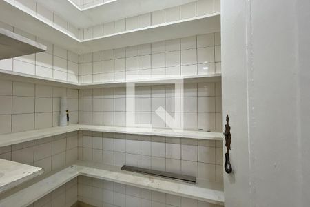 Casa de condomínio à venda com 950m², 4 quartos e 10 vagas Casa de condomínio à venda com 950m², 4 quartos e 10 vagasDispensa