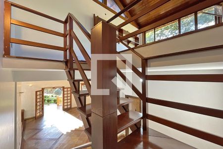 Casa de condomínio à venda com 950m², 4 quartos e 10 vagas Casa de condomínio à venda com 950m², 4 quartos e 10 vagasEscada