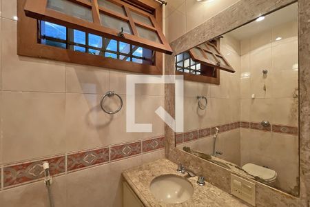 Casa de condomínio à venda com 950m², 4 quartos e 10 vagas Casa de condomínio à venda com 950m², 4 quartos e 10 vagasBanheiro suíte 2