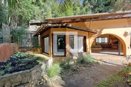 Casa de condomínio à venda com 950m², 4 quartos e 10 vagas Casa de condomínio à venda com 950m², 4 quartos e 10 vagasÁrea externa