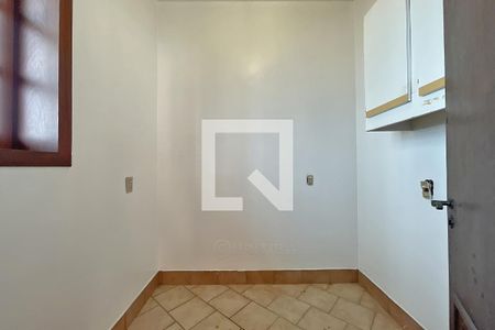 Casa de condomínio à venda com 950m², 4 quartos e 10 vagas Casa de condomínio à venda com 950m², 4 quartos e 10 vagasQuarto de serviço