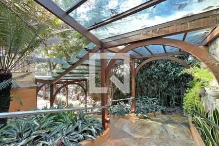 Casa de condomínio à venda com 950m², 4 quartos e 10 vagas Casa de condomínio à venda com 950m², 4 quartos e 10 vagasÁrea externa