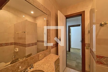 Casa de condomínio à venda com 950m², 4 quartos e 10 vagas Casa de condomínio à venda com 950m², 4 quartos e 10 vagasBanheiro suíte 2