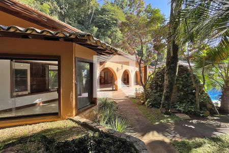 Casa de condomínio à venda com 950m², 4 quartos e 10 vagas Casa de condomínio à venda com 950m², 4 quartos e 10 vagasÁrea externa