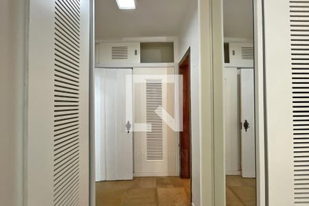 Casa de condomínio à venda com 950m², 4 quartos e 10 vagas Casa de condomínio à venda com 950m², 4 quartos e 10 vagasSuíte 2