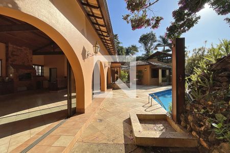 Casa de condomínio à venda com 950m², 4 quartos e 10 vagas Casa de condomínio à venda com 950m², 4 quartos e 10 vagasÁrea externa