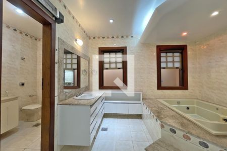 Casa de condomínio à venda com 950m², 4 quartos e 10 vagas Casa de condomínio à venda com 950m², 4 quartos e 10 vagasBanheiro suíte 1