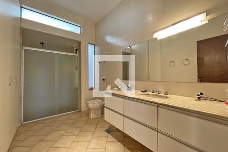 Casa de condomínio à venda com 950m², 4 quartos e 10 vagas Casa de condomínio à venda com 950m², 4 quartos e 10 vagasBanheiro