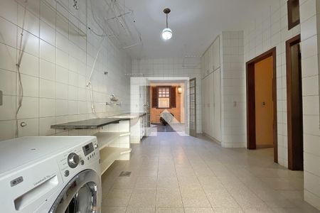 Casa de condomínio à venda com 950m², 4 quartos e 10 vagas Casa de condomínio à venda com 950m², 4 quartos e 10 vagasÁrea de serviço