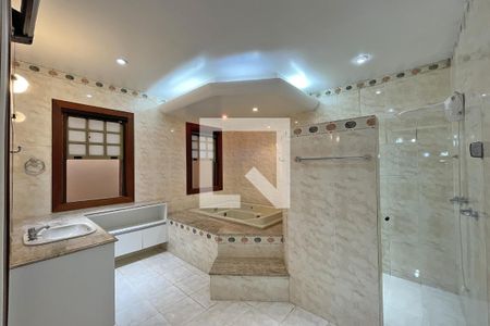 Casa de condomínio à venda com 950m², 4 quartos e 10 vagas Casa de condomínio à venda com 950m², 4 quartos e 10 vagasBanheiro suíte 1