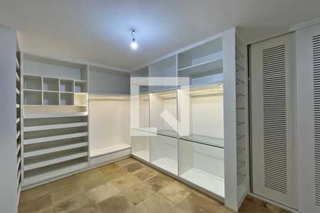 Casa de condomínio à venda com 950m², 4 quartos e 10 vagas Casa de condomínio à venda com 950m², 4 quartos e 10 vagasSuíte 2