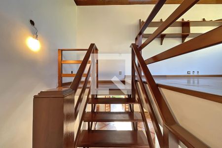 Casa de condomínio à venda com 950m², 4 quartos e 10 vagas Casa de condomínio à venda com 950m², 4 quartos e 10 vagasEscada