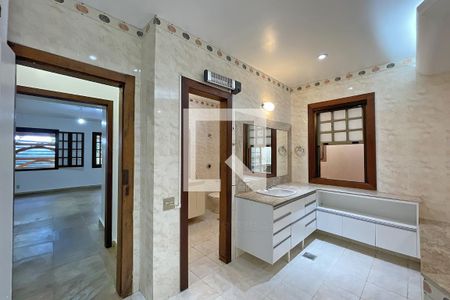 Casa de condomínio à venda com 950m², 4 quartos e 10 vagas Casa de condomínio à venda com 950m², 4 quartos e 10 vagasBanheiro suíte 1