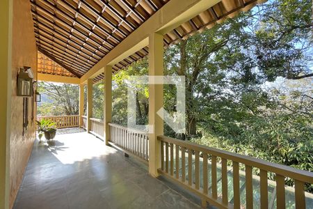 Casa de condomínio à venda com 950m², 4 quartos e 10 vagas Casa de condomínio à venda com 950m², 4 quartos e 10 vagasVaranda