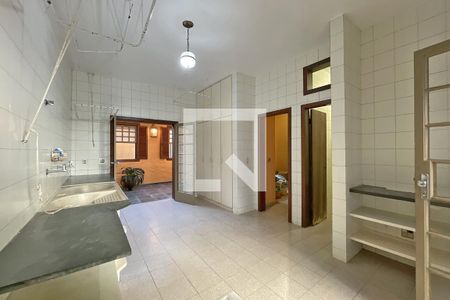 Casa de condomínio à venda com 950m², 4 quartos e 10 vagas Casa de condomínio à venda com 950m², 4 quartos e 10 vagasÁrea de serviço